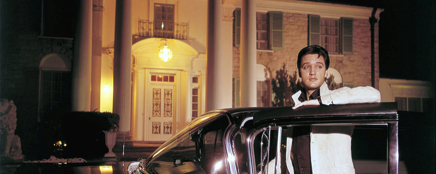 Elvis en las puertas de Graceland